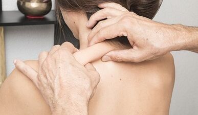 تدليك مع عظم العظم العنقي