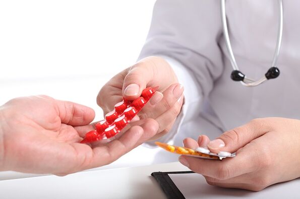 يصف الطبيب الأدوية لعلاج داء عظمي غضروفي عنق الرحم